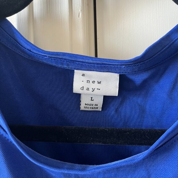 A New Day Tank Top Women's L Blue Pocket Sleeveless Tee - Picture 4 of 4